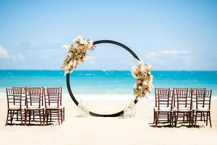 https://www.wedhawaii.com/hs-fs/hubfs/Beach%20Weddings-4.jpeg?width=700&name=Beach%20Weddings-4.jpeg