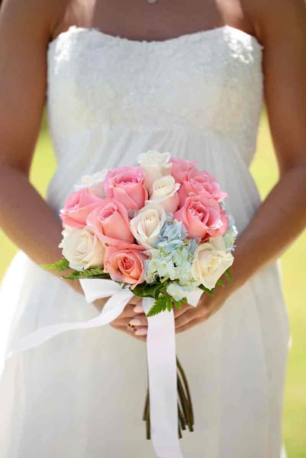 Elite bridal bouquet pastel roses for a beach wedding in Hawaii