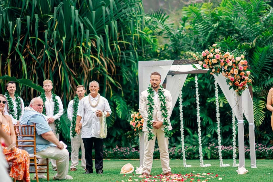 Classic-Island-Arbor-Wedding-Setup