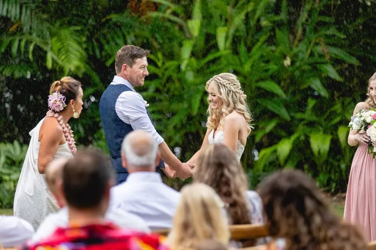 Hawaii-Wedding-Ceremony-in-the-Rain