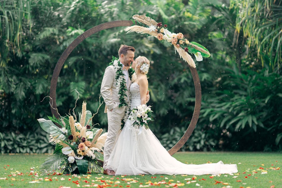 Hawaii-Wedding-Circle-Arbor