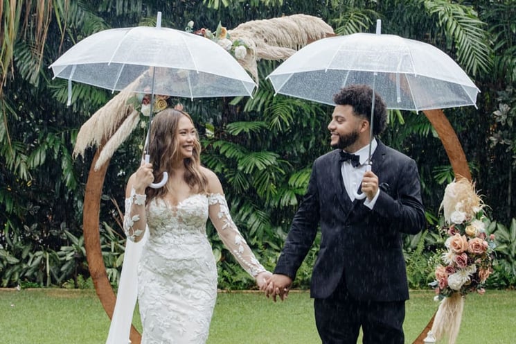 Hawaii-wedding-couple-in-the-rain (1)