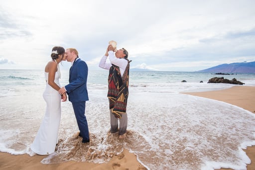 Maui elopement ceremony at Mokapu Beach