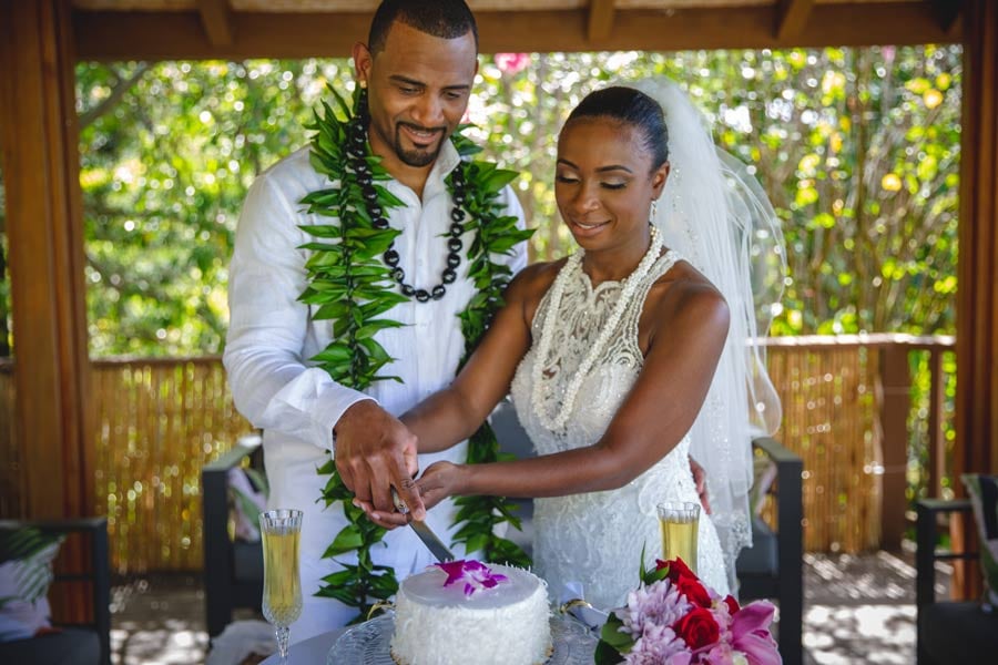 Elopement couple cutting the cake