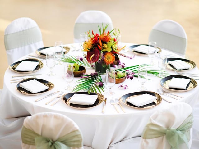 Outrigger Waikiki Beach Resort Wedding Table Green 01