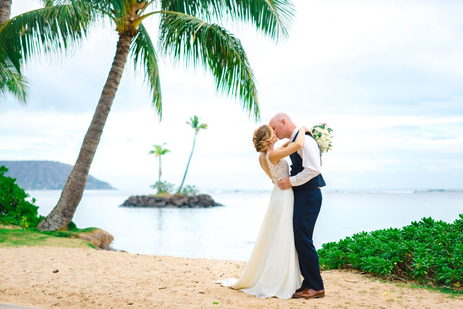 Elopement couple kissing on a Hawaii beach