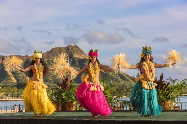 Newlyweds enjoying a Hawaiian luau